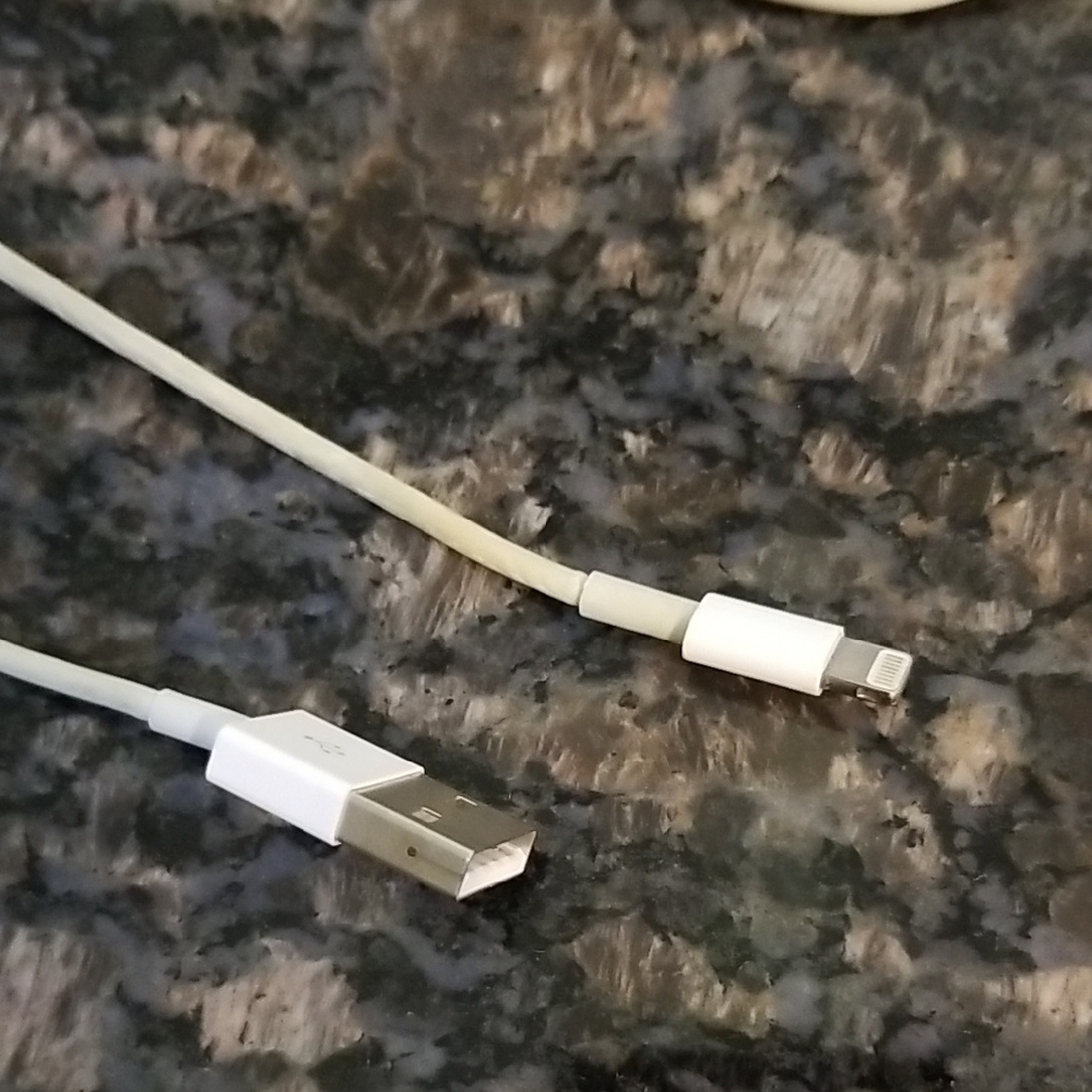 Apple iPod Touch Cable and Case - Picture 3 of 8